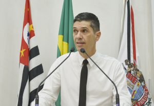 Vereador Guto Issa cobra asfalto do Jardim Santa Vitória