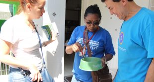 agentes da patrulha da dengue checam um pode de água para animais de estimação numa casa em carapicuíba