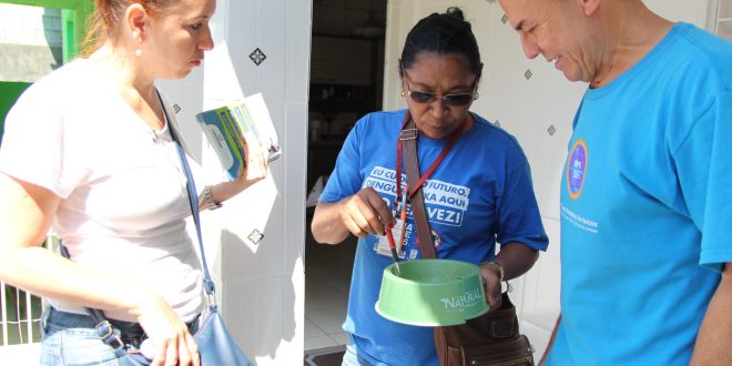 agentes da patrulha da dengue checam um pode de água para animais de estimação numa casa em carapicuíba
