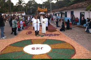pessoas ceelbrando o corpus christi em carapicuíba