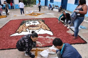 pessoas ceelbrando o corpus christi em carapicuíba