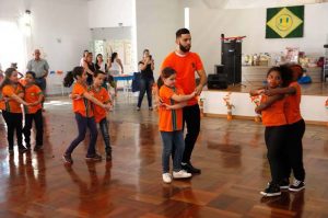 Instrutor do Núcleo de Apoio ao Pequeno Cidadão trabalha com alunos da E.M.E.B. Edson Danilo Dotto, em São Bernardo do Campo