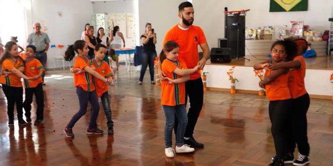 Instrutor do Núcleo de Apoio ao Pequeno Cidadão trabalha com alunos da E.M.E.B. Edson Danilo Dotto, em São Bernardo do Campo
