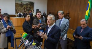 O governador de São Paulo, Márcio França, falando com vários microfones à sua volta após reunião com caminhoneiros no Palácio dos Bandeirantes