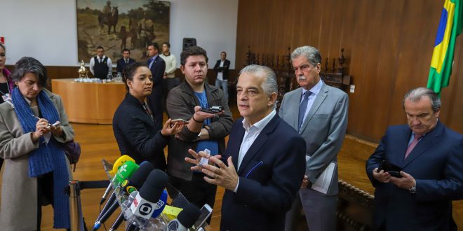 O governador de São Paulo, Márcio França, falando com vários microfones à sua volta após reunião com caminhoneiros no Palácio dos Bandeirantes