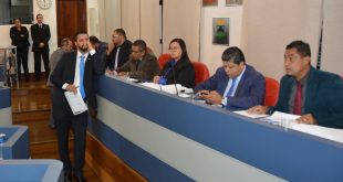 Vereadores Dr. Castor, Fernando Jão, Edson Silva, Paulinho Lenha, uma assessora jurídica da Câmara de Cotia, Marcos Nena e Tim sentados à mesa diretora da casa durante a sessão ordinária