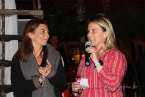 diretora da Revista Circuito, Gabriela Napolitano ao lado de outra mulher com microfone durante o jantar do BNI