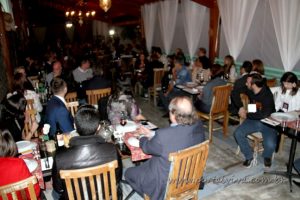 grupo de empresários jantam e conversam no salão do restaurante Don Camillo durante jantar do BNI