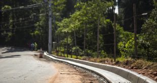 vista da Estrada da Olaria logo após uma obra de melhoria, com uma nova guia visível