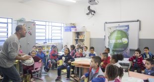 alunos da Escola Municipal Francisco Ambrósio de Azevedo observam oficina do ator e pedagogo João Paulo Vital dentro de uma sala de aula
