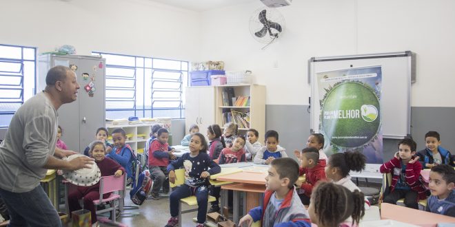alunos da Escola Municipal Francisco Ambrósio de Azevedo observam oficina do ator e pedagogo João Paulo Vital dentro de uma sala de aula