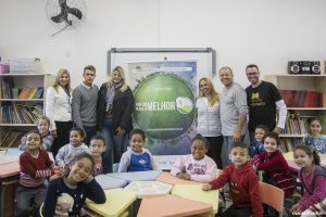 alunos e profesores da Escola Municipal Francisco Ambrósio de Azevedo e o ator e pedagogo João Paulo Vital posam para foto dentro de uma sala de aula