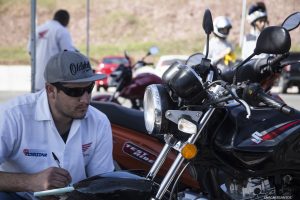 funcionário da Honda verifica moto em Cotia durante ação do Maio Amarelo