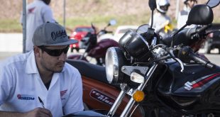 funcionário da Honda verifica moto em Cotia durante ação do Maio Amarelo