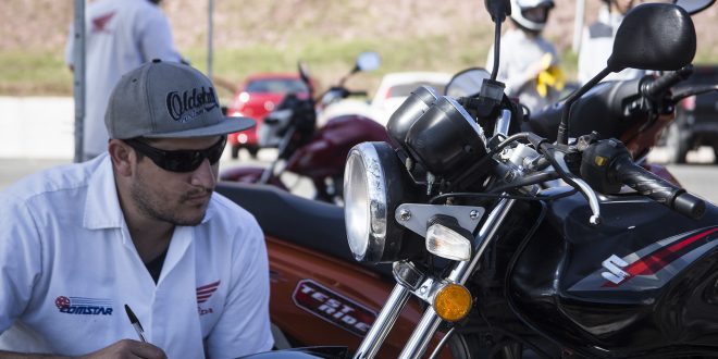 funcionário da Honda verifica moto em Cotia durante ação do Maio Amarelo