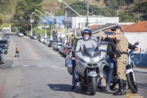 agente de trânsito de Cotia orienta motociclista durante ação do Maio Amarelo