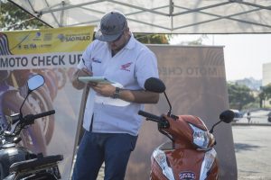 funcionário da Honda verifica motos em Cotia durante ação do Maio Amarelo