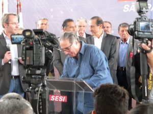 assinatura do Programa Atleta do Futuro na tribuna do cerimonial de inauguração do SENAI Cotia