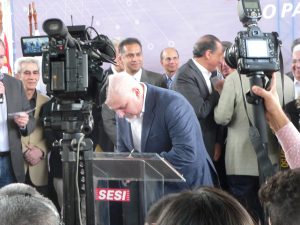 assinatura do Programa Atleta do Futuro na tribuna do cerimonial de inauguração do SENAI Cotia