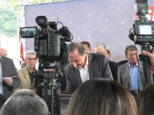 Paulo Skaf assinando o Programa Atleta do Futuro na tribuna do cerimonial de inauguração do SENAI Cotia