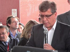 homem com microfone comanda o cerimonial da inauguração do SENAI Cotia