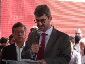 Rogério Lerner discursa na tribuna do cerimonial de inauguração do SENAI Cotia
