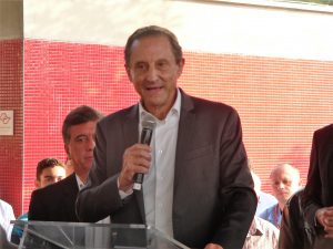 Paulo Skaf disursa na tribuna do cerimonial de inauguração do SENAI Cotia