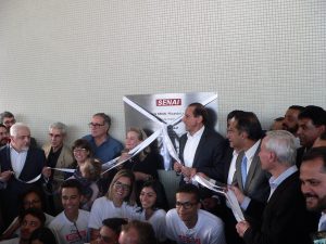 Paulo Skaf e convidados removem faixa inaugural do SENAI Cotia