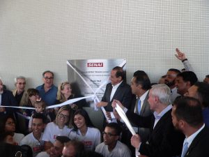 Paulo Skaf e convidados removem faixa inaugural do SENAI Cotia