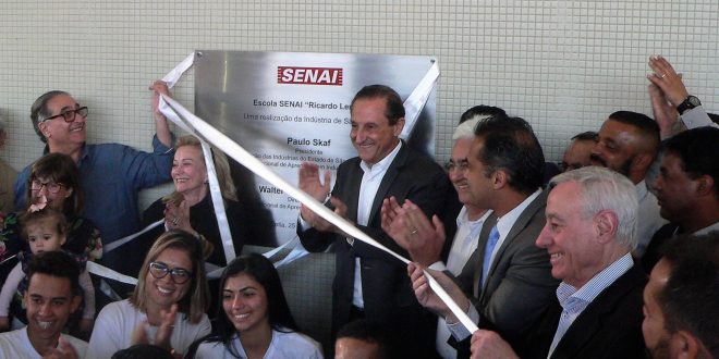presidente da Fiesp, Ciesp, Sesi-SP e SENAI-SP Paulo Skaf, vice-prefeito de Cotia Almir Rodrigues removem a faixa inaugural da placa do Senai enquanto alunos do SENAI posam para foto