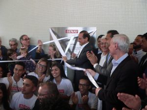 Paulo Skaf e convidados removem faixa inaugural do SENAI Cotia