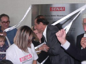 Paulo Skaf e a viúva de Ricardo Lerner se cumprimentam após a remoção da faixa inaugural do SENAI Cotia