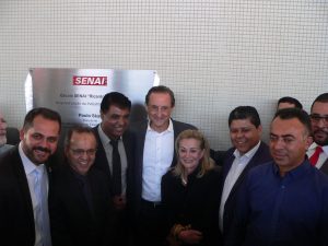 Edson Silva, Dr. Castor, Professor Osmar, Paulo Skaf, viúva de Ricardo Lerner, Marcos Nena, Sérgio Folha e Marcinho Prates posam para foto diante da placa de inauguração do SENAI Cotia