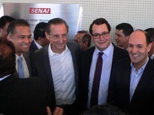 Almir Rodrigues, Paulo Skaf, Zeca Pamplona e Luis Gustavo Napolitano posam para foto diante da placa de inauguração do SENAI Cotia