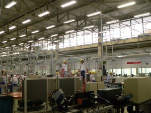 homens trabalhando em máquinas dentro do SENAI Cotia