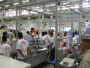 Alunos trabalhando em máquinas dentro do novo SENAI Cotia