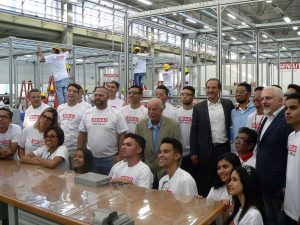 estudantes posam com Paulo Skaf no interior do SENAI Cotia durante sua inauguração
