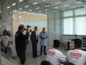 Paulo Skaf adentra uma sala de aula para cumprimentar o professor e seus alunos enquanto é fotografado