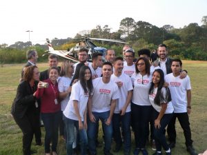 Paulo Skaf posa para foto com alunos do SENAI antes de embarcar num helicóptero para deixar o SENAI Cotia