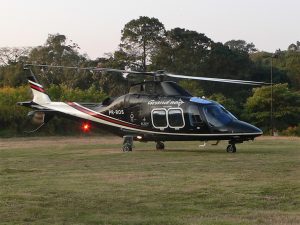 Imagem do Agusta AW109SP Grand New preto que trouxe Paulo Skaf para o SENAI Cotia pousado num gramado ao lado da nova unidade