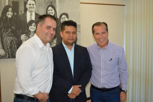 Gilberto Nascimento Júnior, secretário de desenvolvimento social, Francisco Carlos de Souza Machado (Dr. Chiquinho Machado), presidente do Conselho das Associações Amigos de Bairro e Entidades do Município de Cotia (Consabs), e marcio camargo, deputado estadual, em reunião sobre o vivaleite em Cotia