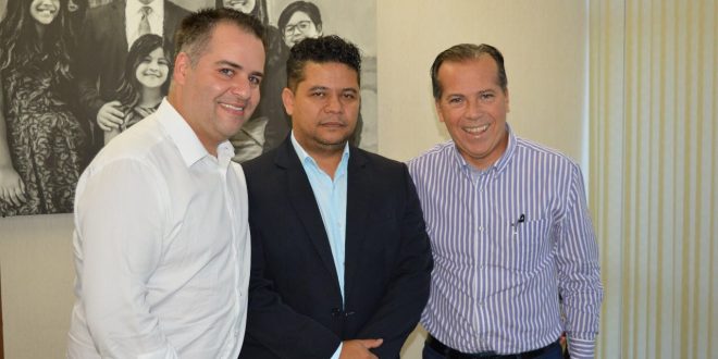Gilberto Nascimento Júnior, secretário de desenvolvimento social, Francisco Carlos de Souza Machado (Dr. Chiquinho Machado), presidente do Conselho das Associações Amigos de Bairro e Entidades do Município de Cotia (Consabs), e marcio camargo, deputado estadual, em reunião sobre o vivaleite em Cotia