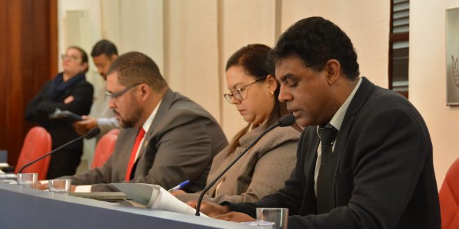 O vice-presidente da Câmara de Cotia, Marcinho Prates (SD); uma assessora jurídica da casa e o vereador Professor Osmar (PV) sentados à mesa diretora da Câmara durante a sessão ordinária