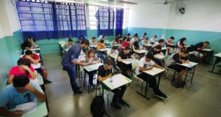 estudantes numa sala de aula prestando o vestibulinho da ETEC