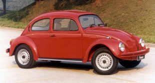 um Fusca vermelho modelo 1995 visto pelo lado direito