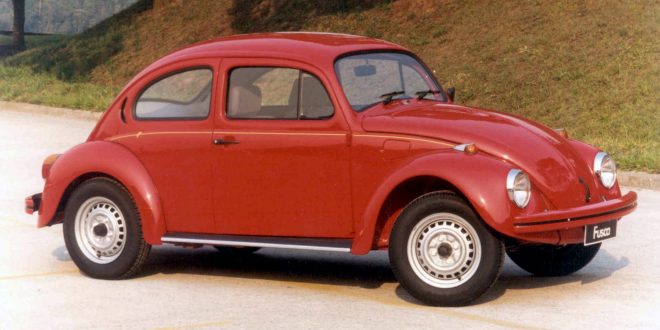 um Fusca vermelho modelo 1995 visto pelo lado direito