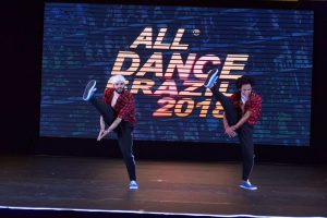 dois dançarinos se apresentam no All Dance Brazil 2018