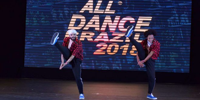 dois dançarinos se apresentam no All Dance Brazil 2018