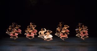 atores e atrizes numa performance de dança