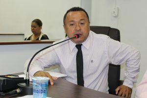 Vereador Beserra fala ao microfone durante sessão da Câmara de Carapicuíba